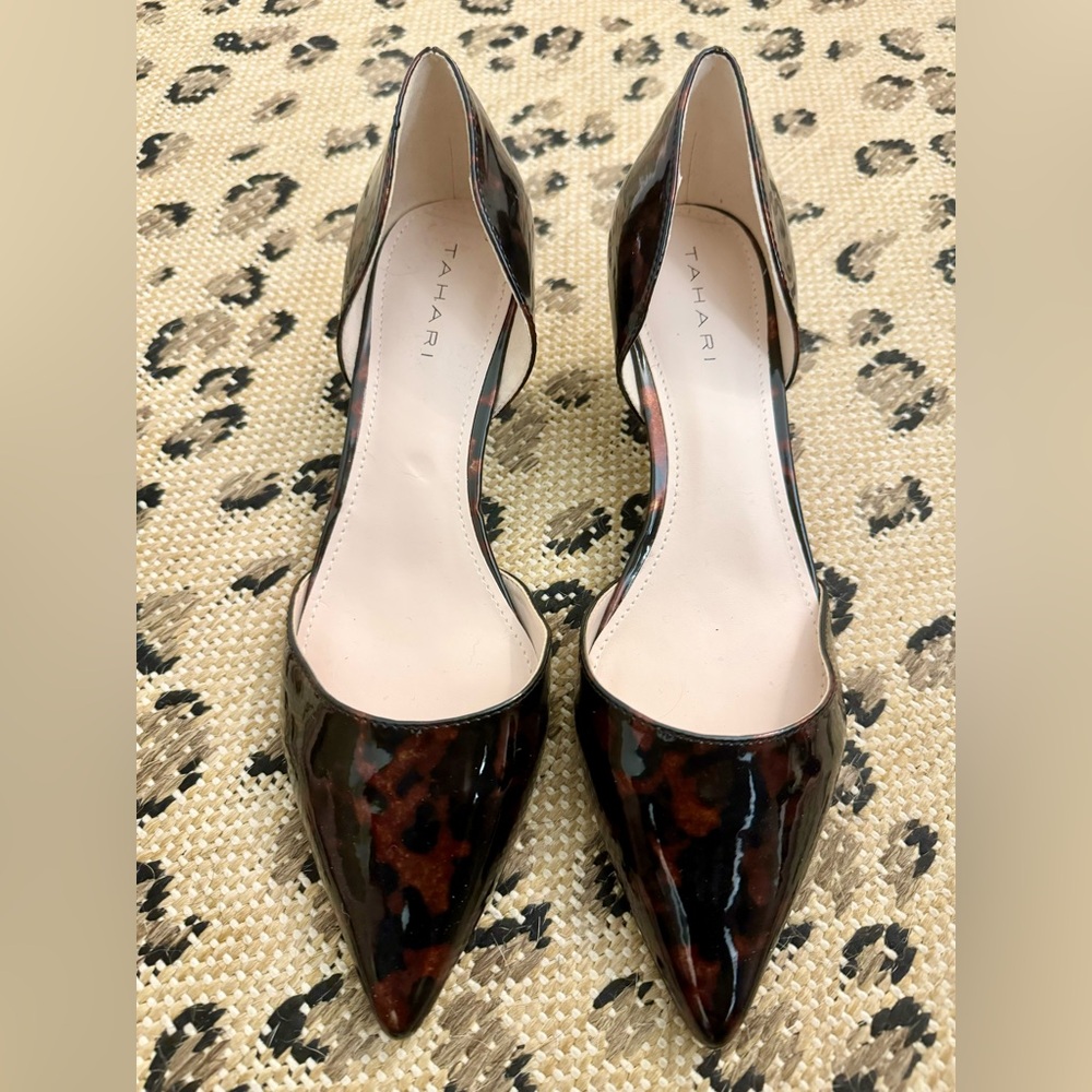 Tahari Flanna Brown Tortoise Kitten Heels size 9